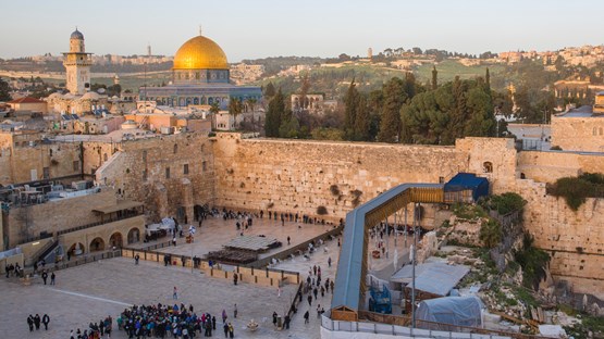 Översiktsbild på gamla stan i Jerusalem där klagomuren syns i förgrunden och Klippmoskén bakom.