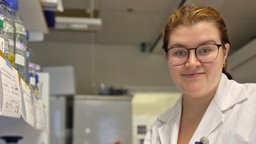 Monique Johnson som är postdok hos Ellen Bushell använder en pipett i labbmiljö.