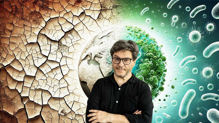 Ricard Solé med en terraformerad ekosystem bakåt 