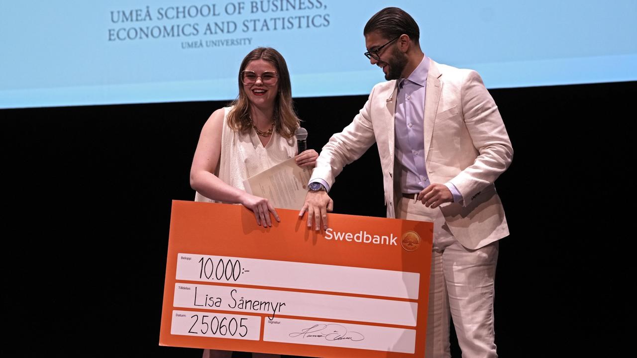 En man och en kvinna håller i en stor check.