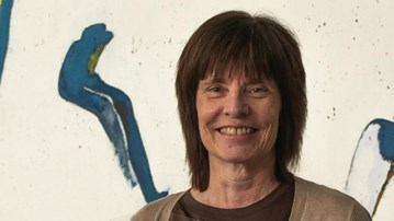 Görel Granström håller i en bukett gula blommor.