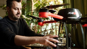 Matthias Siewert vid en drönare