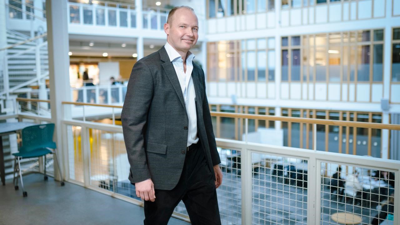 Mats G LarsonProfessor vid Institutionen för matematik och matematisk statistik