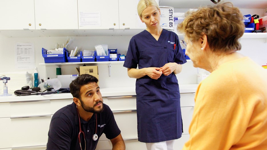 Bild på läkare som möter patient