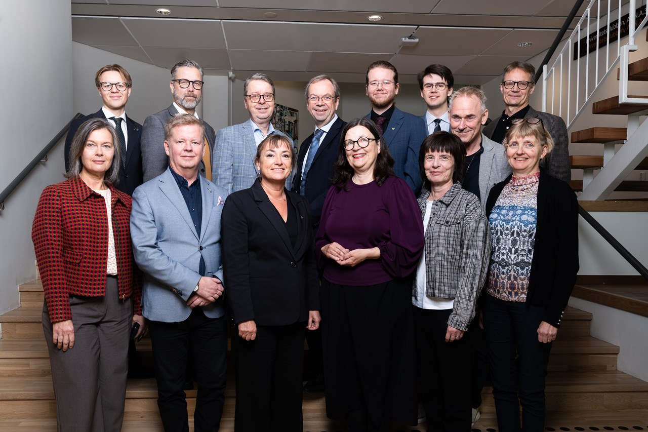 En grupp människor som står bredvid varandra.