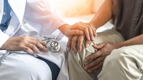 Patient och läkare i vårdsituation.