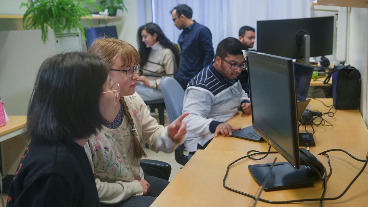 Det råder full aktivitet i Chinmay Lwibedi lab.