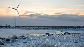 isformationer med vindkraftverk i bakgrunden