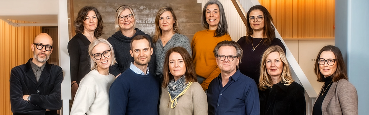 En grupp människor som står bredvid varandra.