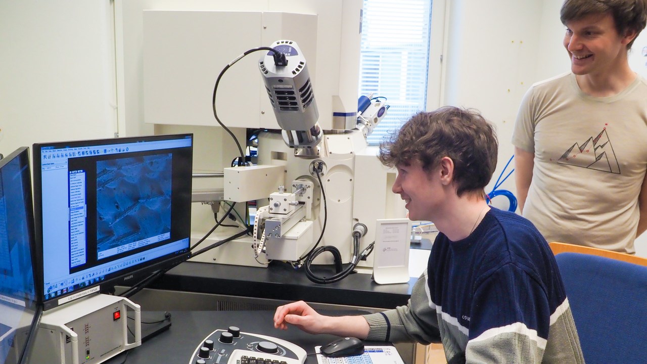 Nils Hauff visar SEM för gymnasieelever