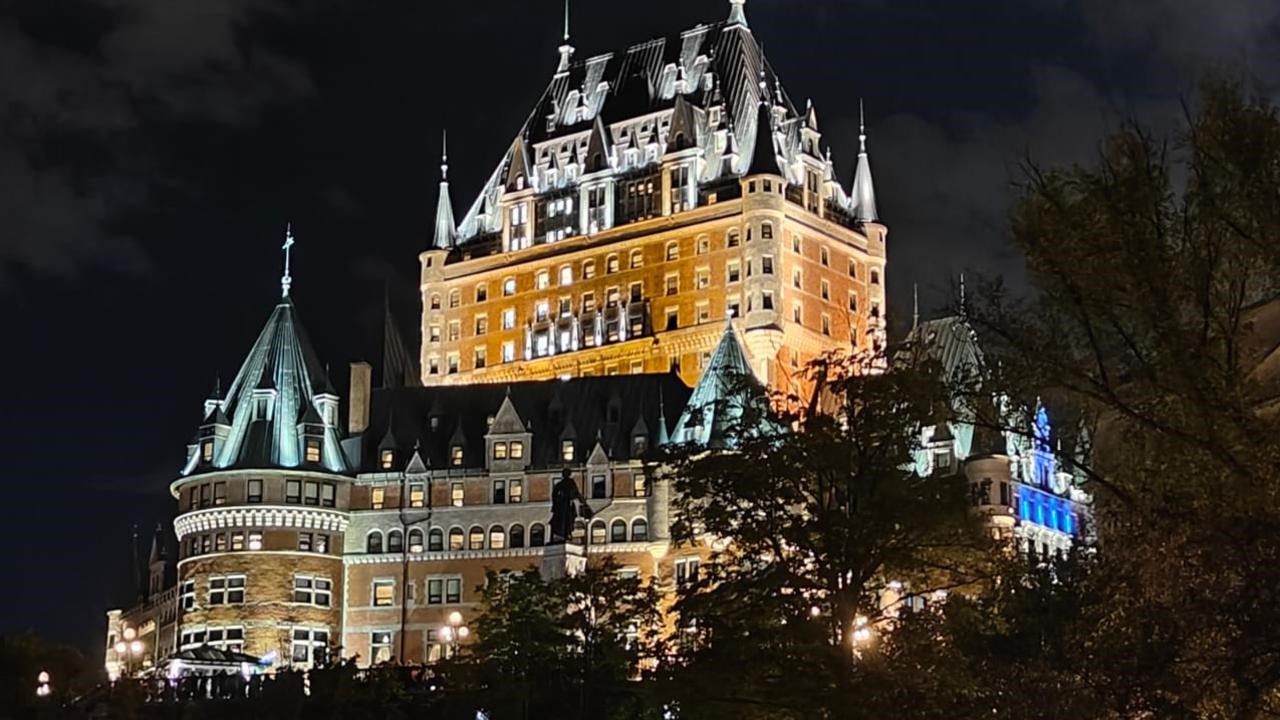 Upplyst slott kvällstid.