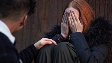 Foto av ungdomar som tröstar varandra