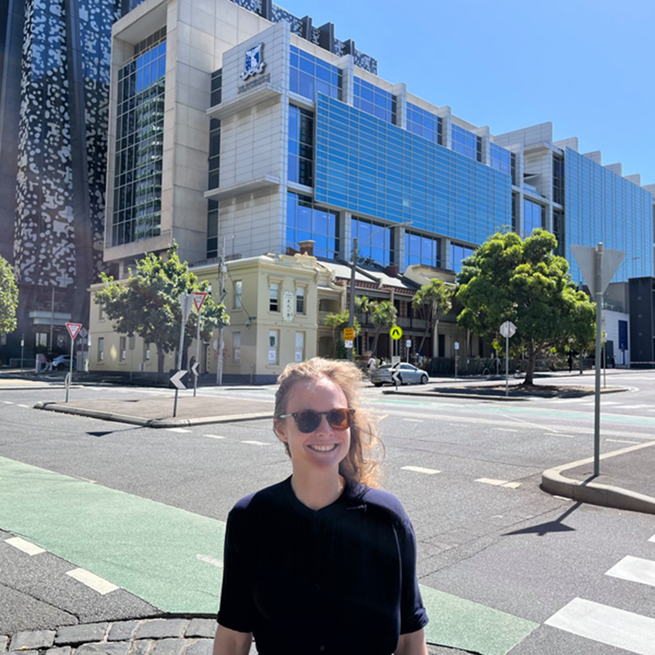 Kvinna utanför universitetsbyggnaden i Melbourne