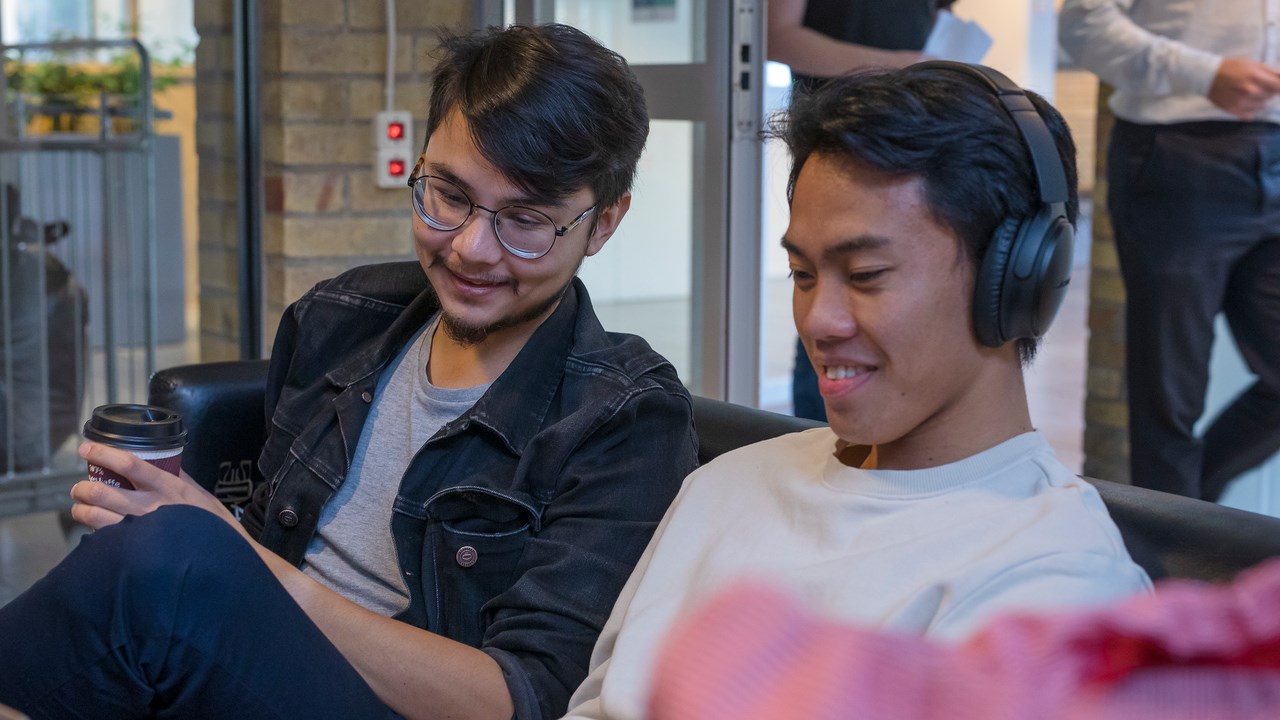 Studenter grupparbetar i Kafé Tornet i Samhällsvetarhuset.