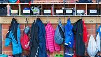 Klädhängare och förvaringsplatser i skola.