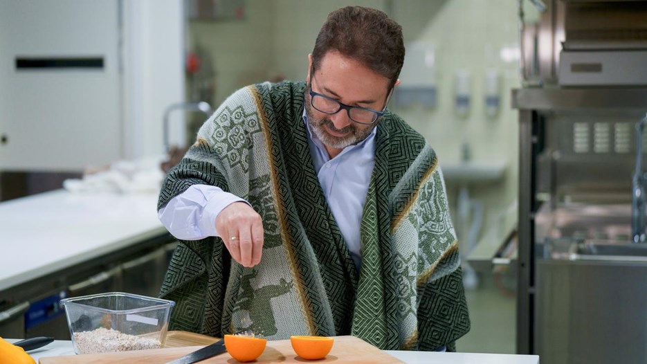 En man står och lagar mat i ett forskningskök.