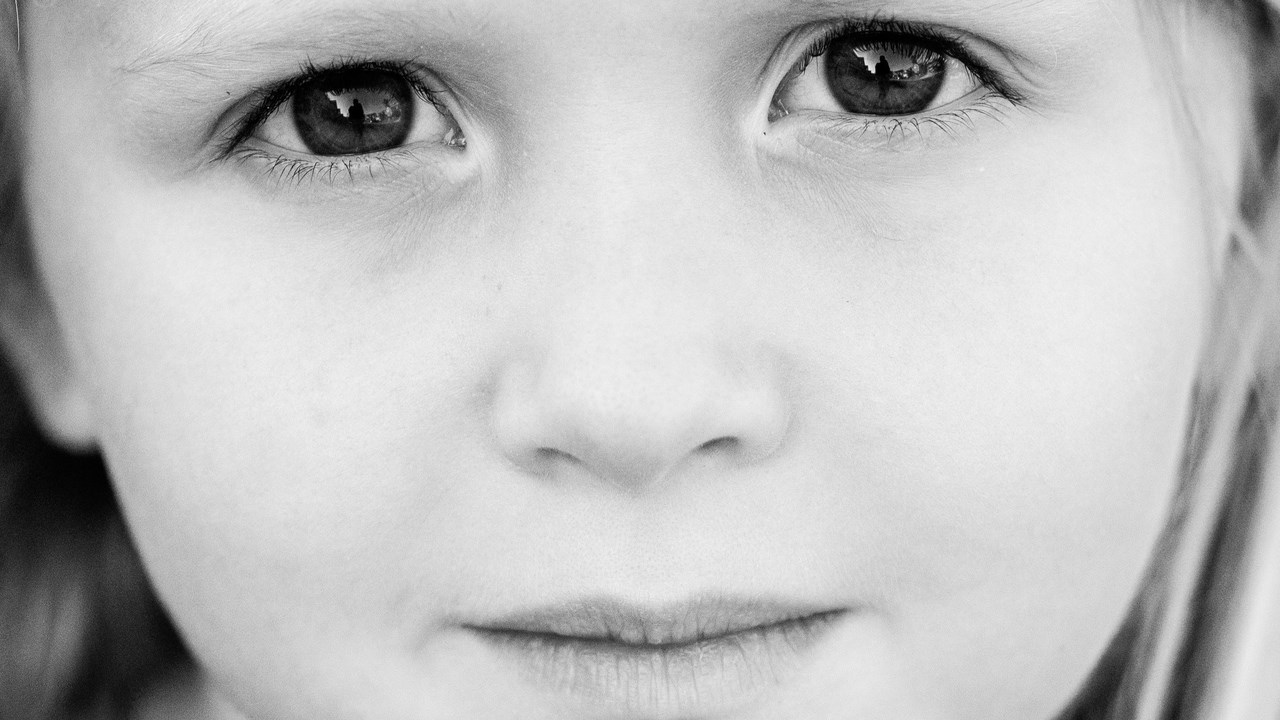 Närbild på ung flicka