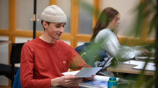 Studenter grupparbetar i MIT-huset