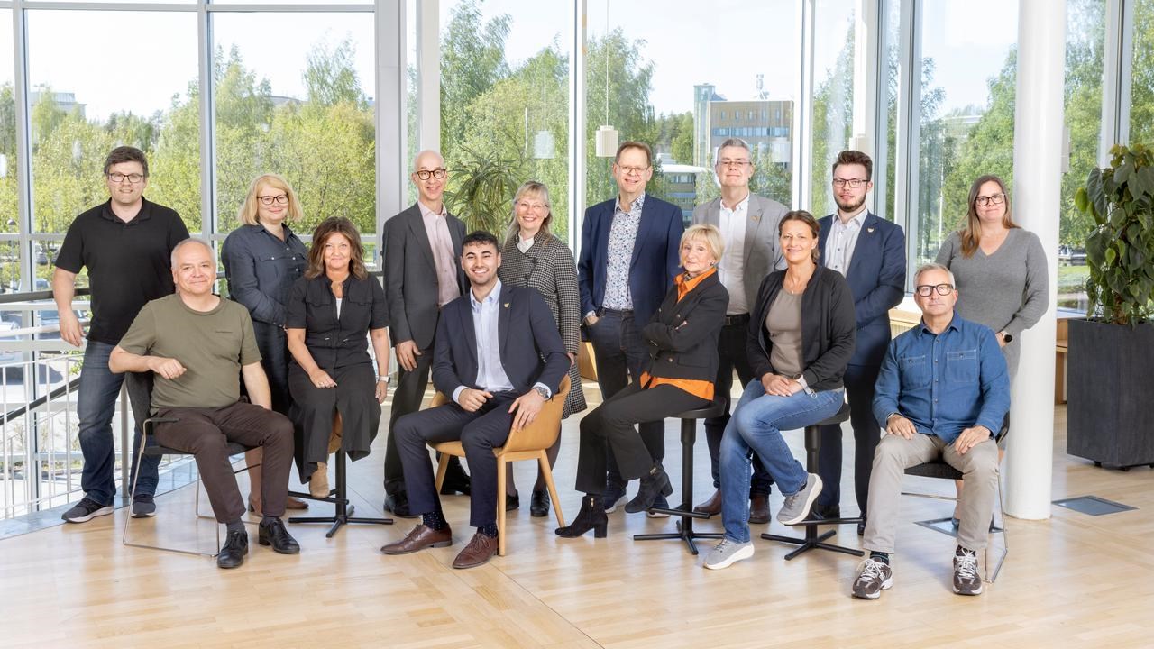 En grupp människor poserar för en bild.