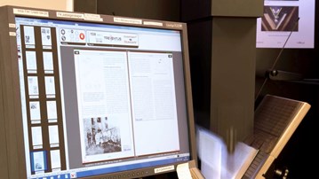 Digitaliseringsrobot som skannar in en bok