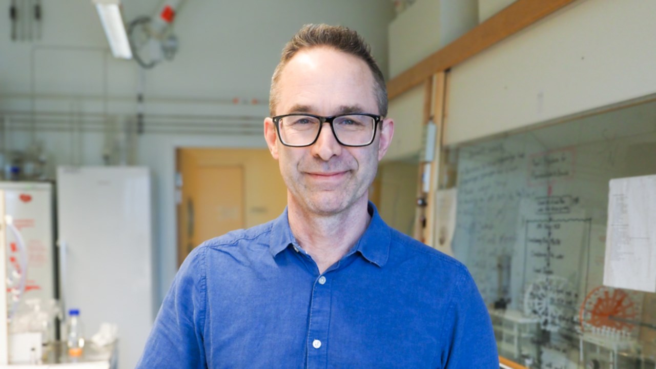 Forskaren Jerker Fick vid Kemiska institutionen använde masspektrometri för att mäta mängden läkemedel i unglaxarna.