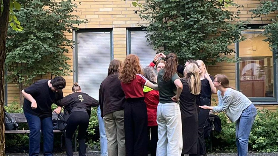 Improvisationsteater utomhus.