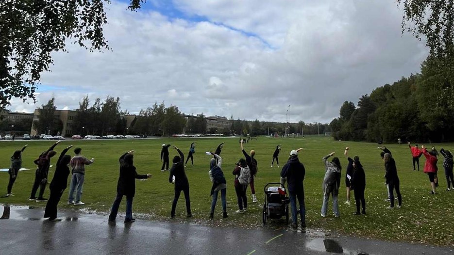 Deltagare värmer upp inför lopp