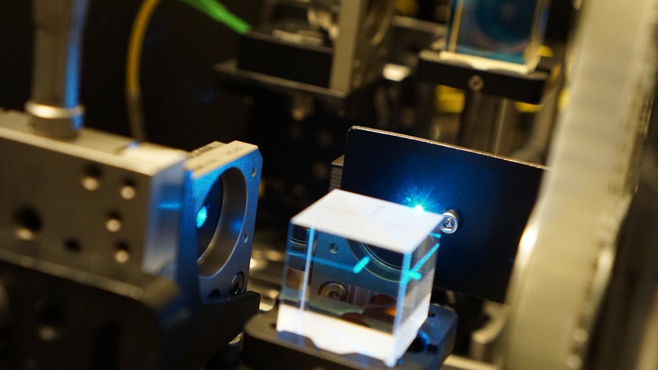 En laserkub i ett laboratorium.