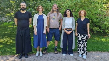 En grupp människor som står bredvid varandra.