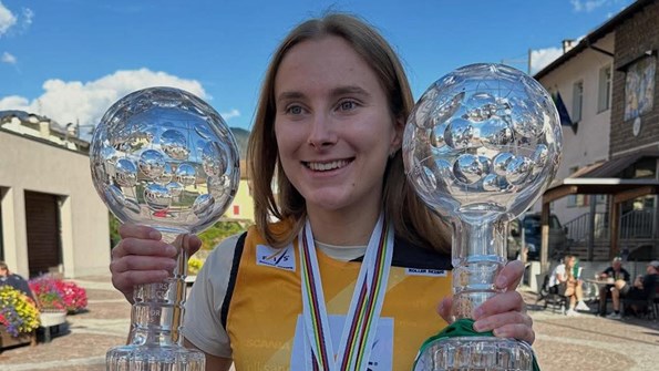 Elitidrottsstudent Ebba Stenman håller upp två troféer i sina händer.