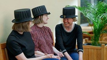 Tre systrar sitter bredvid varandra