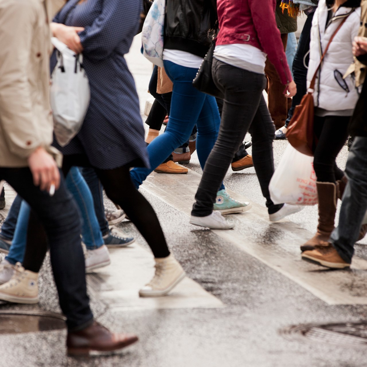 Fotgängare som går över övergångsställe.