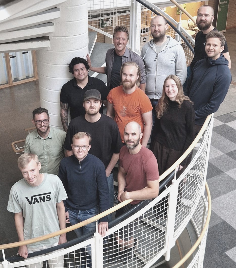 Digital fysikgruppen som står i en trappa