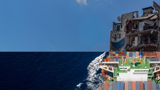 En tudelad bild där den nedre delen föreställer ett lastfartyg och den övre ett sprängt höghus.