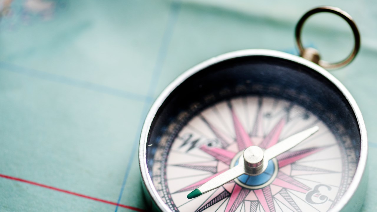 Närbild på en gammaldags kompass.