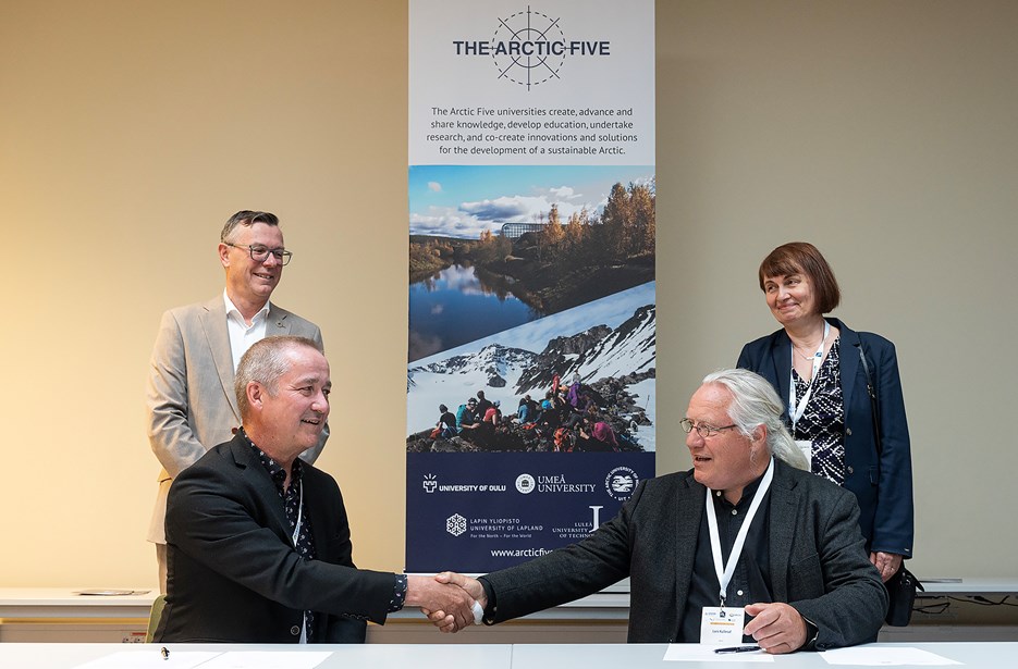 Dag Avango and Lars Kullerud shake hands