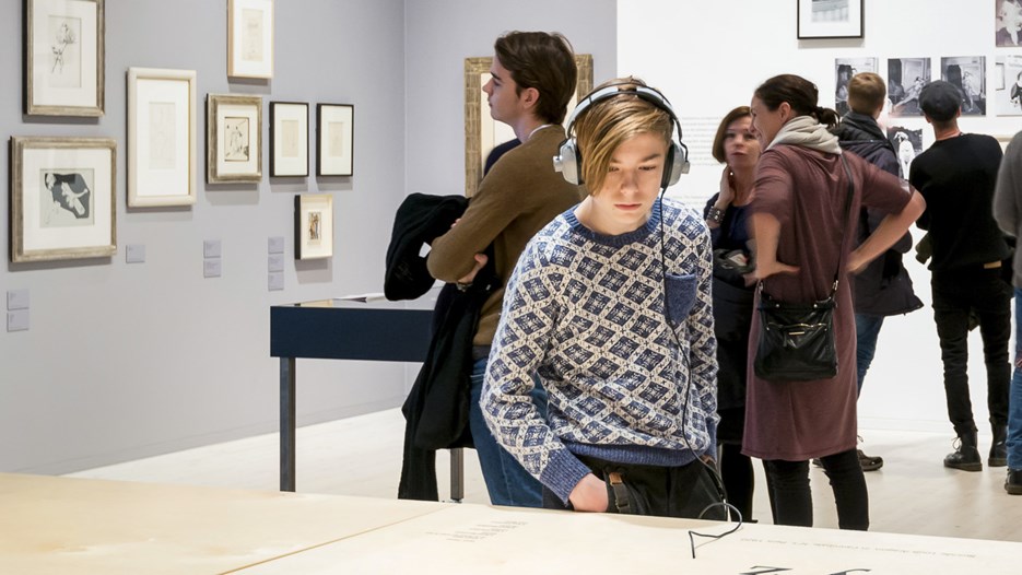 Besökare på utställningen Dada är Dada på Bildmuseet i Umeå.