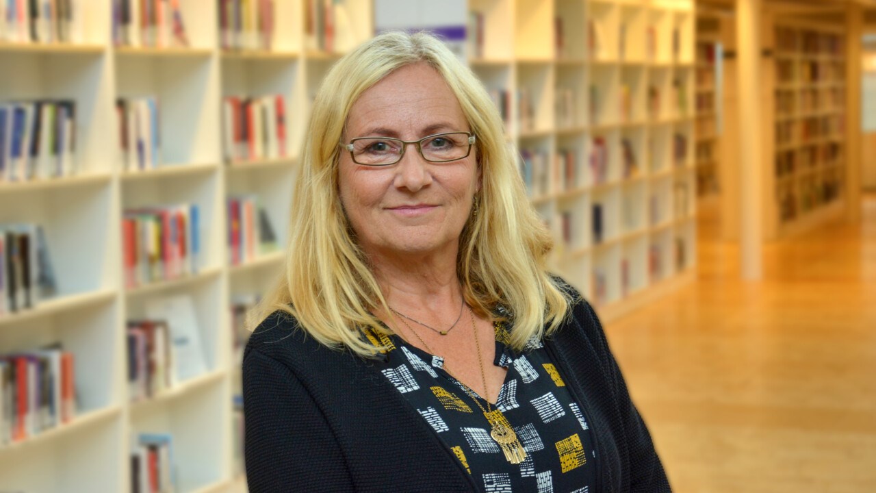 Porträtt från universitetsbiblioteket med Ann Öhman, professor emerita i genusvetenskap, i mitten.