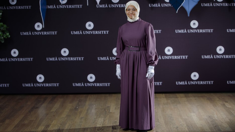 En bild av en person klädd i långklänning för att visa klädsel vid Årshögtiden