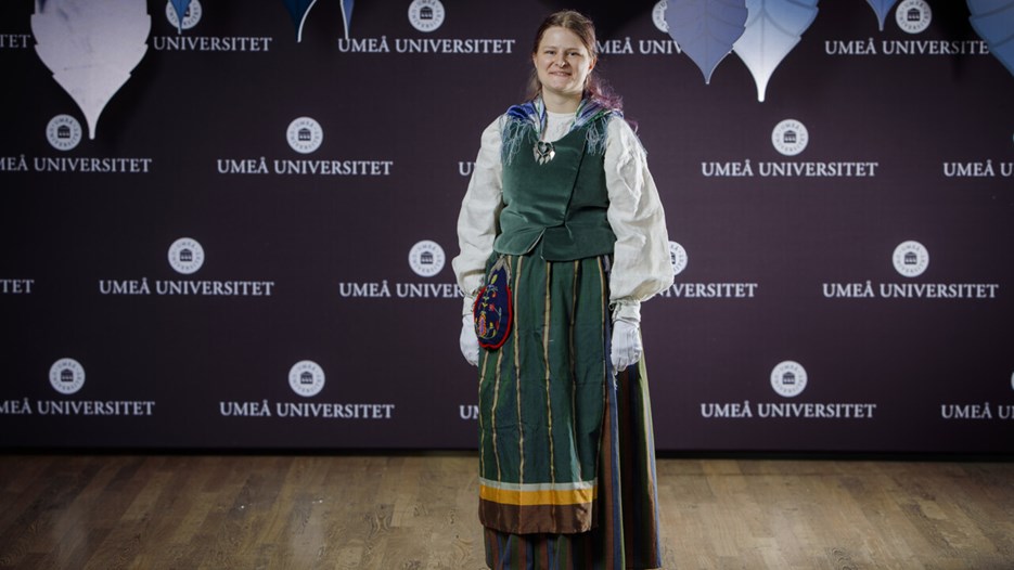 En bild av en person klädd i folkdräkt för att visa klädsel vid Årshögtiden