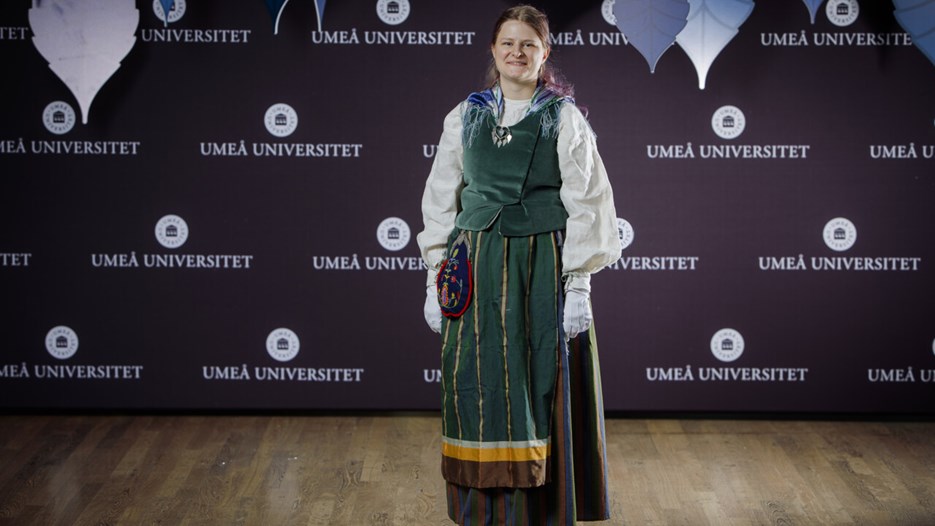 En bild av en person klädd i folkdräkt för att visa klädsel vid Årshögtiden
