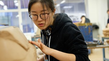 Bild på student i arbete vid Designhögskolan