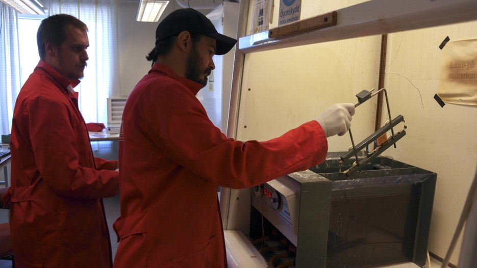 Bild på Malkolm Ekvall och Taner Tümtürk, studenter, elektroniklabbet i Teknikhuset.
