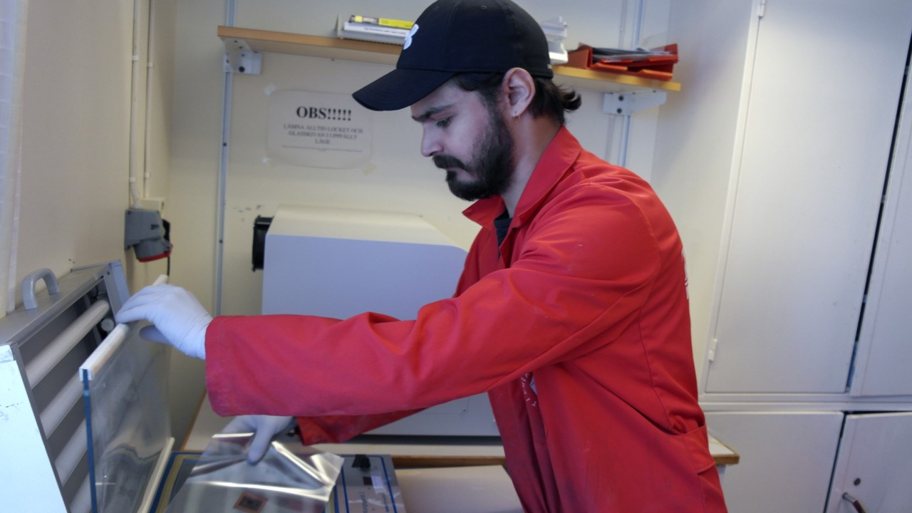 Bild på Taner Tümtürk, student i elektronik och datorteknik, i Teknikhusets elektroniklabb.