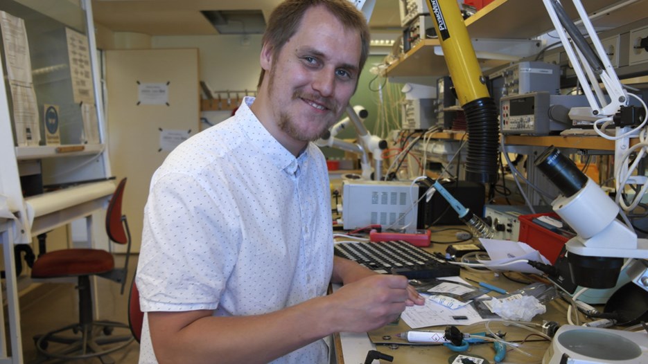 Bild på Malkolm Ekvall, student i elektronik och datorteknik, i Teknikhusets elektroniklabb
