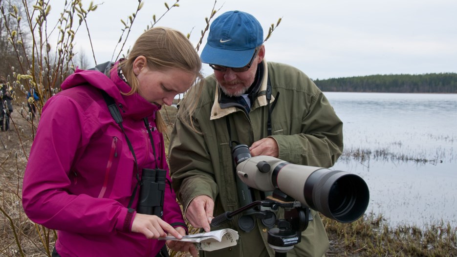 Biologistudenter på fågelexkursion