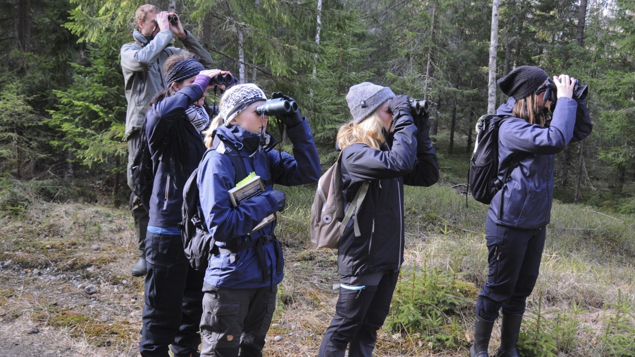 Biologistudenter på fågelexkursion