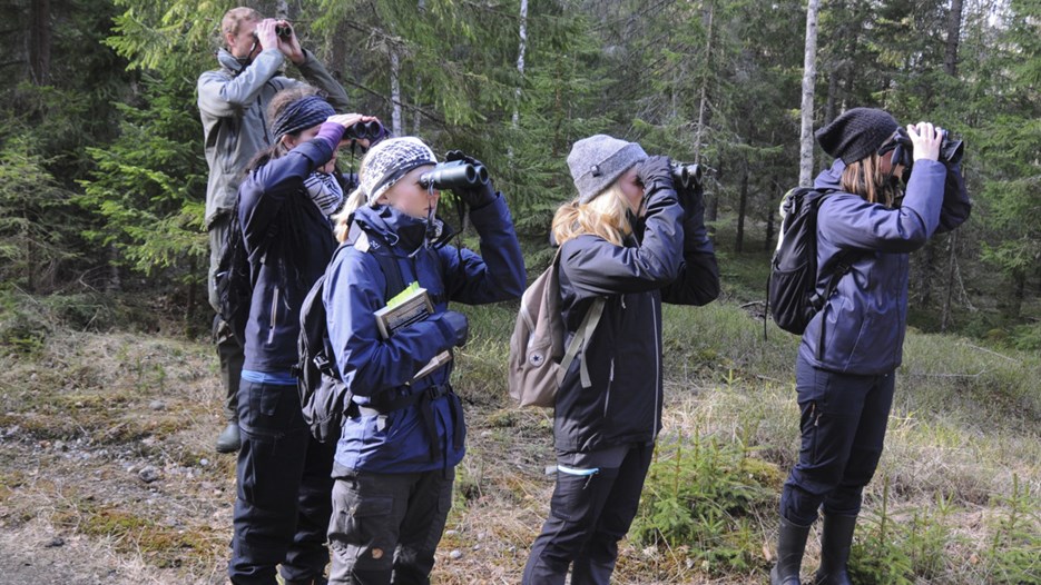 Biologistudenter på fågelexkursion