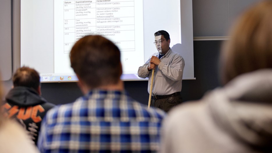 Johan Hansson is teaching a class in history