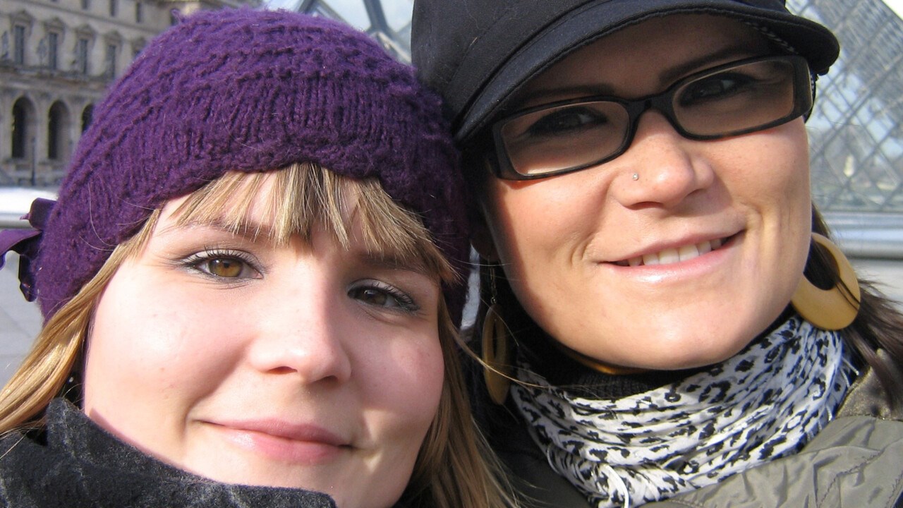 Porträttbild på alumnerna Rebecca och Nadia Arklöf